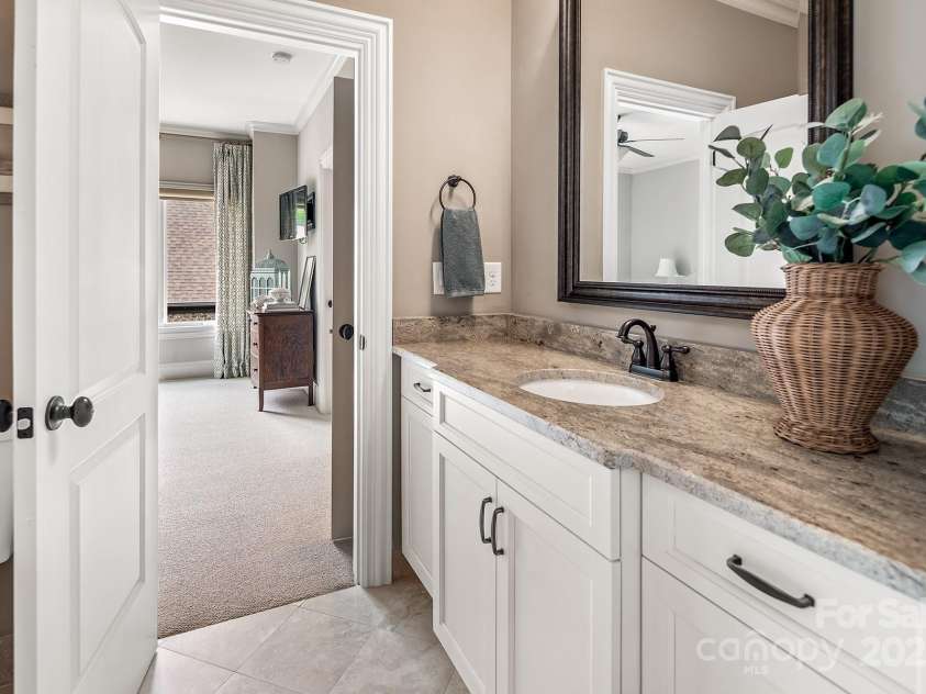 16824 Ashton Oaks Drive, Charlotte, NC 28278.  MLS# CAR4221737, YatesRealty ID 1110. Jack and Jill Bathroom