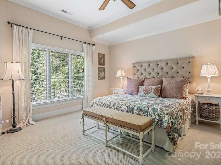 16824 Ashton Oaks Drive, Charlotte, NC 28278.  MLS# CAR4221737, YatesRealty ID 1110. Lower Level Primary Suite