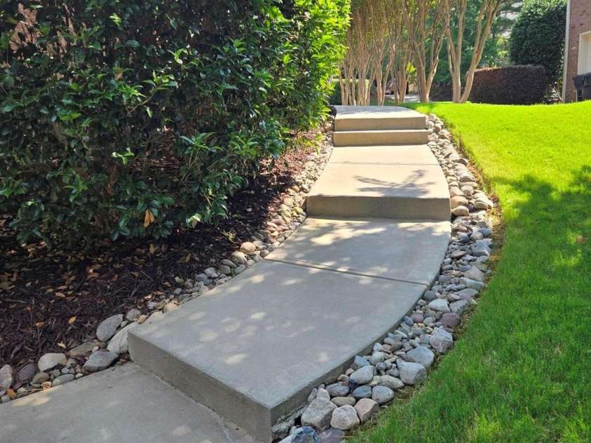 16824 Ashton Oaks Drive, Charlotte, NC 28278.  MLS# CAR4221737, YatesRealty ID 1110. Outside walkway to basement entrance