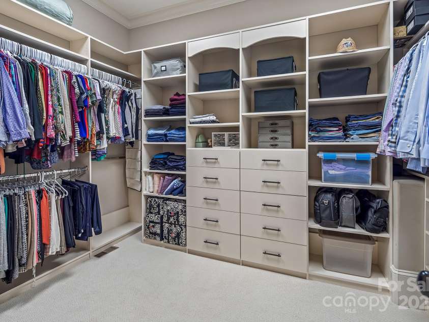 16824 Ashton Oaks Drive, Charlotte, NC 28278.  MLS# CAR4221737, YatesRealty ID 1110. Primary Closet