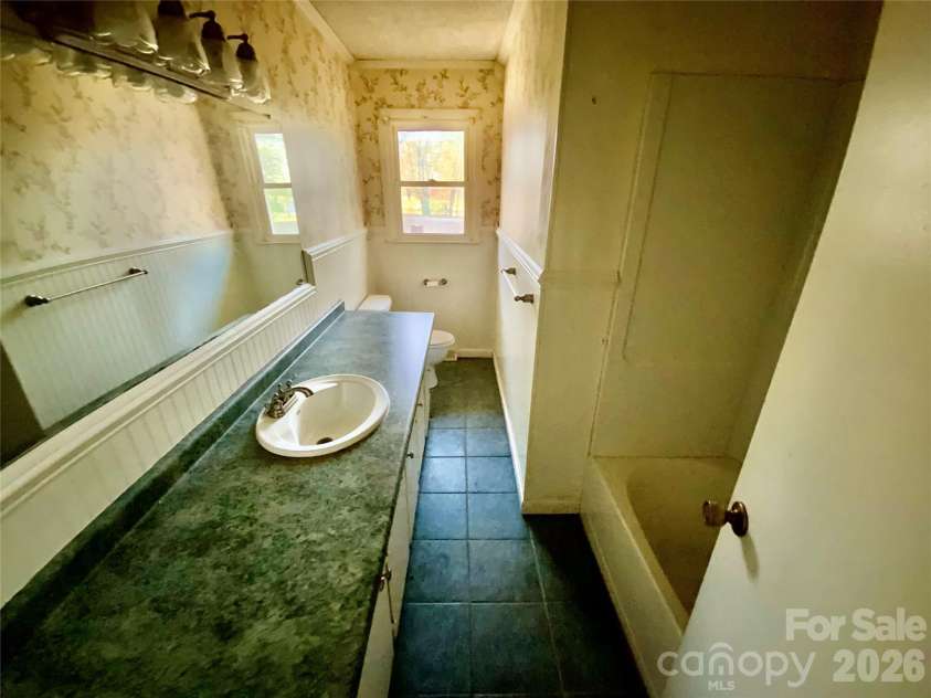 154 Lovelace Road, Forest City, NC 28043.  MLS# CAR4360348, YatesRealty ID 11101. Full Bathroom