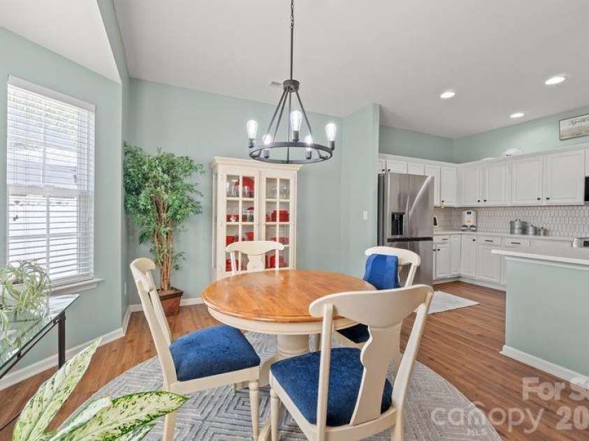 16515 Amberside Road, Cornelius, NC 28031.  MLS# CAR4366674, YatesRealty ID 11103. Eat in kitchen dining area is bright with bay window