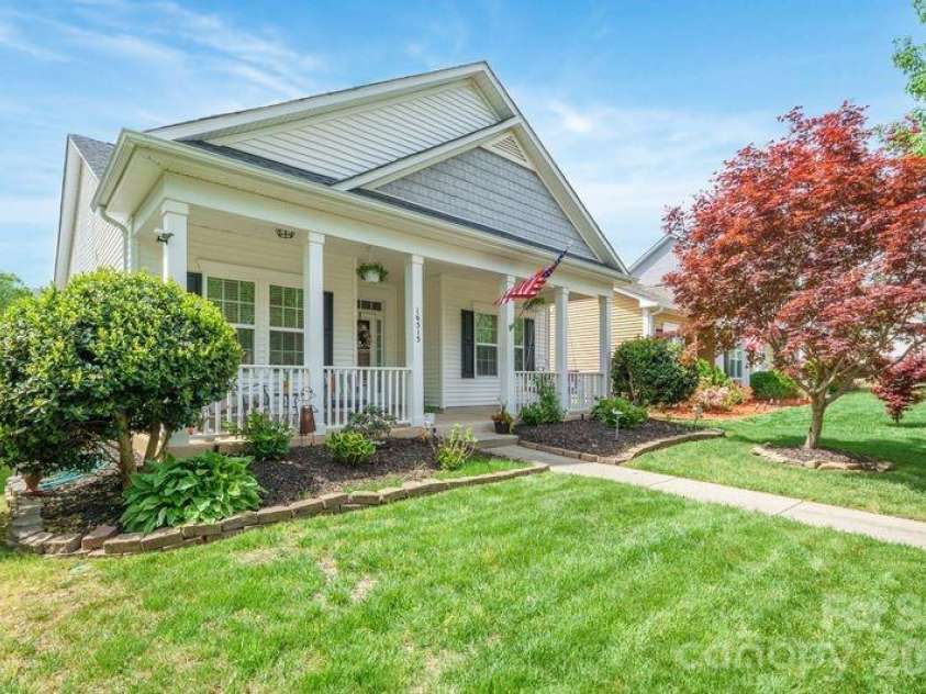16515 Amberside Road, Cornelius, NC 28031.  MLS# CAR4366674, YatesRealty ID 11103. Front view of this ranch style home