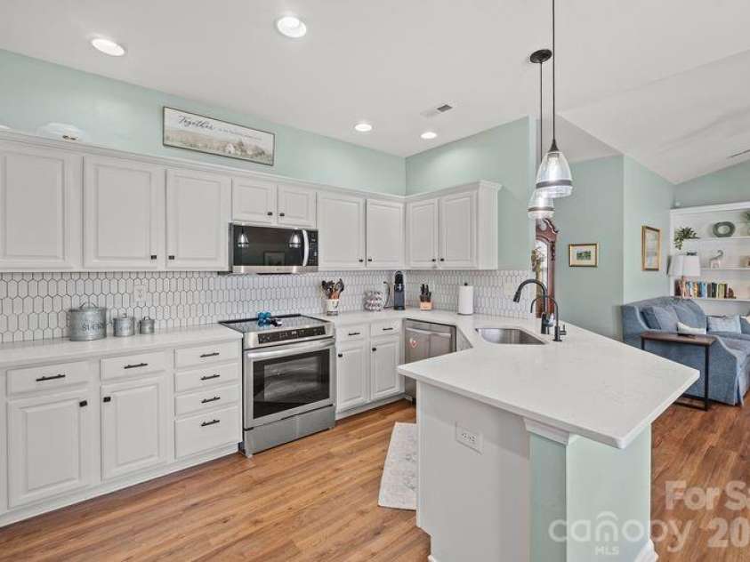 16515 Amberside Road, Cornelius, NC 28031.  MLS# CAR4366674, YatesRealty ID 11103. Quartz countertops