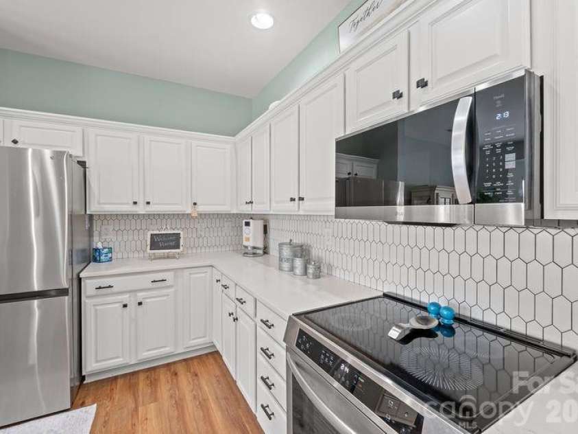 16515 Amberside Road, Cornelius, NC 28031.  MLS# CAR4366674, YatesRealty ID 11103. You will love the detailed backsplash