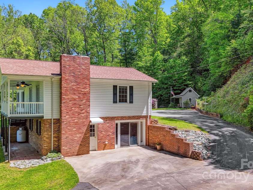 2196 Uphill Lane, Lenoir, NC 28645.  MLS# CAR4294545, YatesRealty ID 11106. 