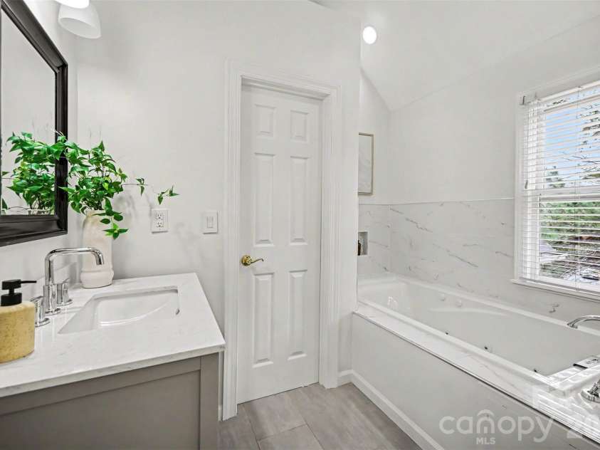 3839 Mountain Cove Drive, Charlotte, NC 28216.  MLS# CAR4352740, YatesRealty ID 11109. 