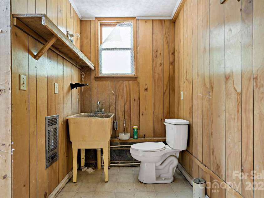 2526 Hankins Road, Marion, NC 28752.  MLS# CAR4270762, YatesRealty ID 1111. Half BTH in Garage 