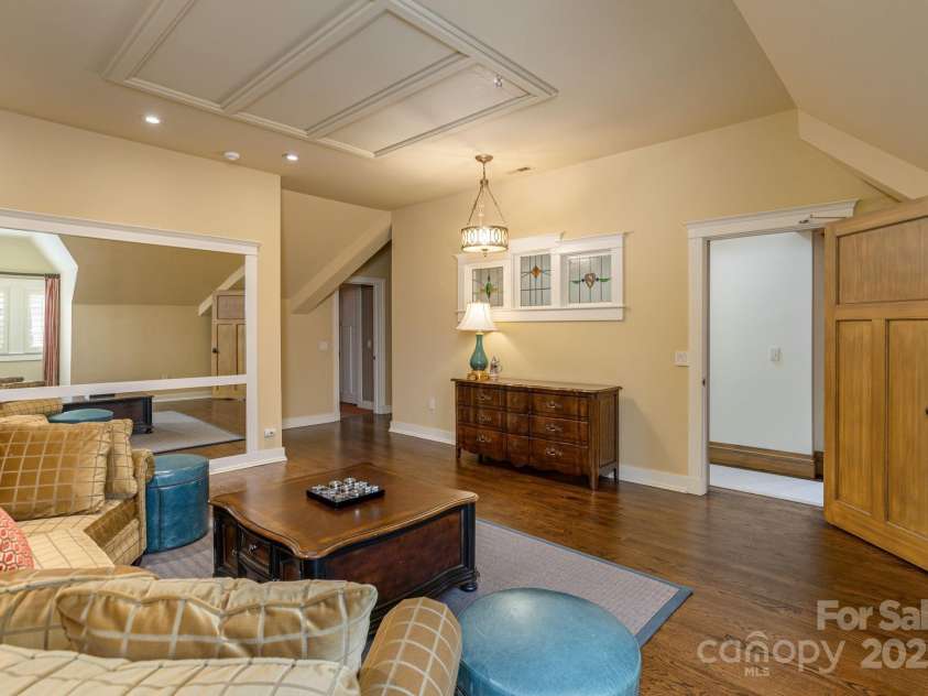 8 Fairway Place, Asheville, NC 28803.  MLS# CAR4245541, YatesRealty ID 11110. Bonus room for entertaining and relaxing. Laundry room for convenience.