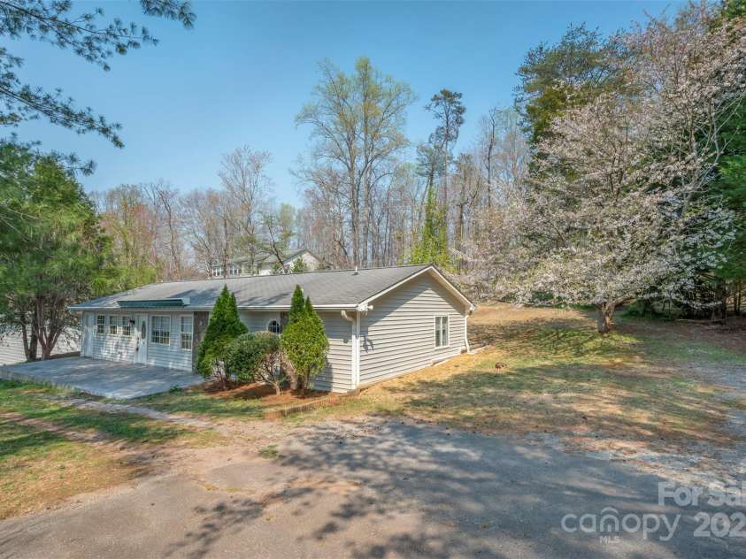 163 Woodland Drive, Columbus, NC 28722.  MLS# CAR4240701, YatesRealty ID 11111. One level living with 3 bedrooms and 2 bathrooms