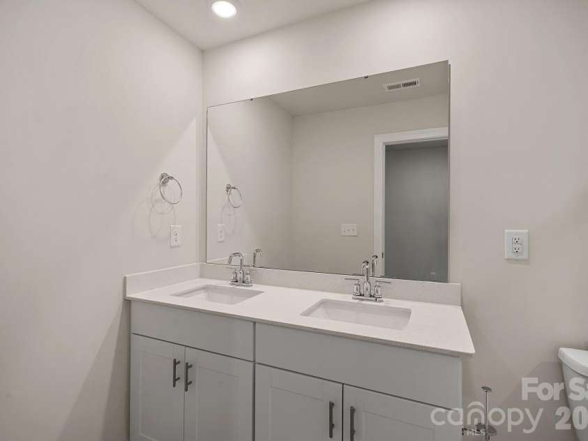 11935 Red Leaf Drive, Charlotte, NC 28215.  MLS# CAR4361968, YatesRealty ID 11115. Guest Shared Bath