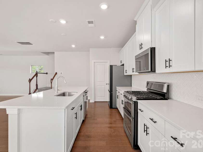 11935 Red Leaf Drive, Charlotte, NC 28215.  MLS# CAR4361968, YatesRealty ID 11115. Kitchen