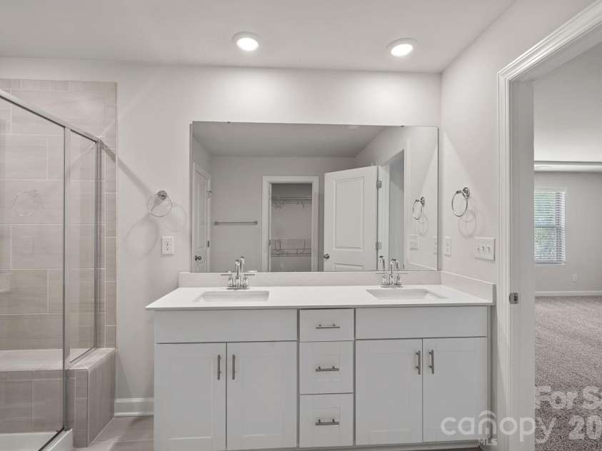 11935 Red Leaf Drive, Charlotte, NC 28215.  MLS# CAR4361968, YatesRealty ID 11115. Primary Bath