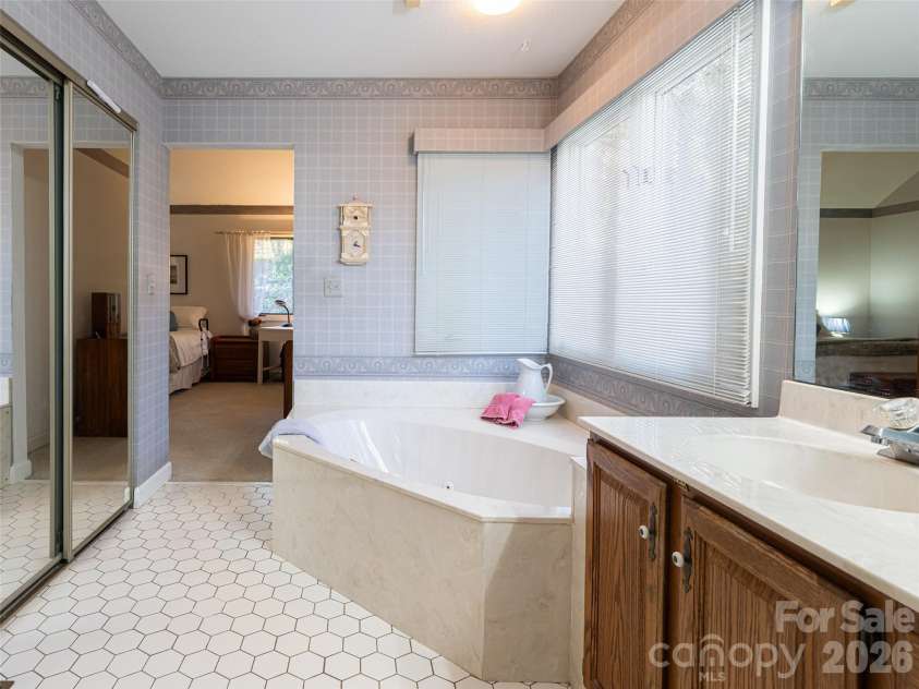 2 Bent Tree Drive, Asheville, NC 28803.  MLS# CAR4335530, YatesRealty ID 11119. 