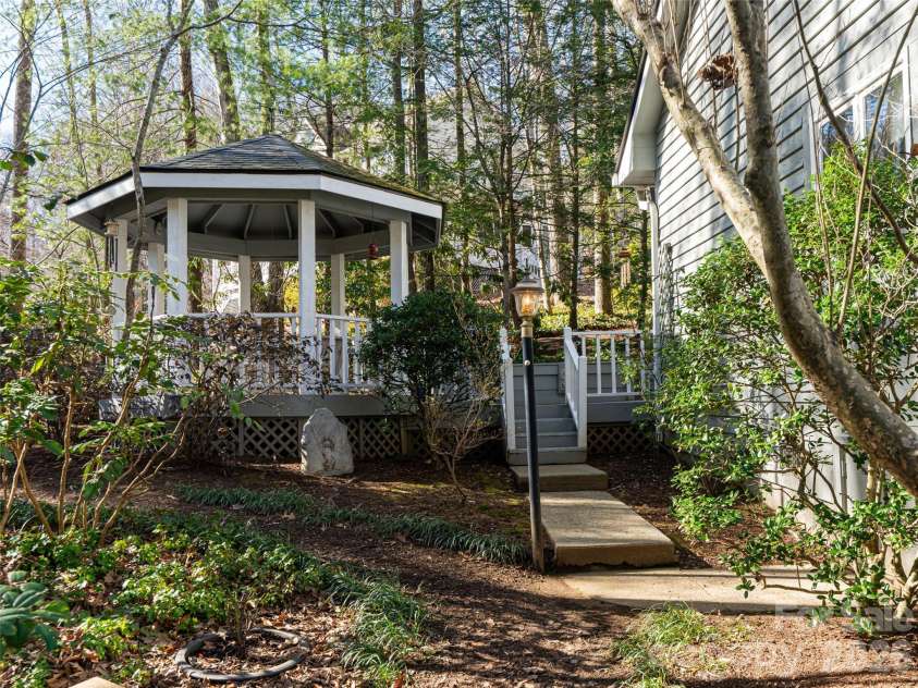 2 Bent Tree Drive, Asheville, NC 28803.  MLS# CAR4335530, YatesRealty ID 11119. 