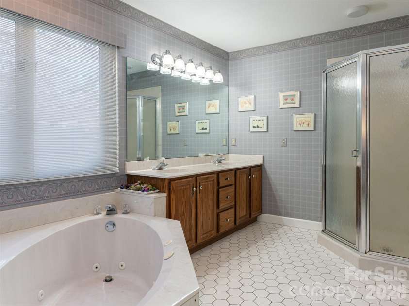 2 Bent Tree Drive, Asheville, NC 28803.  MLS# CAR4335530, YatesRealty ID 11119. Primary bath