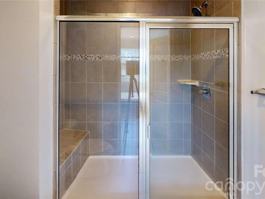 1637 Fleetwood Drive, Charlotte, NC 28208.  MLS# CAR4364546, YatesRealty ID 11120. Primary Bath