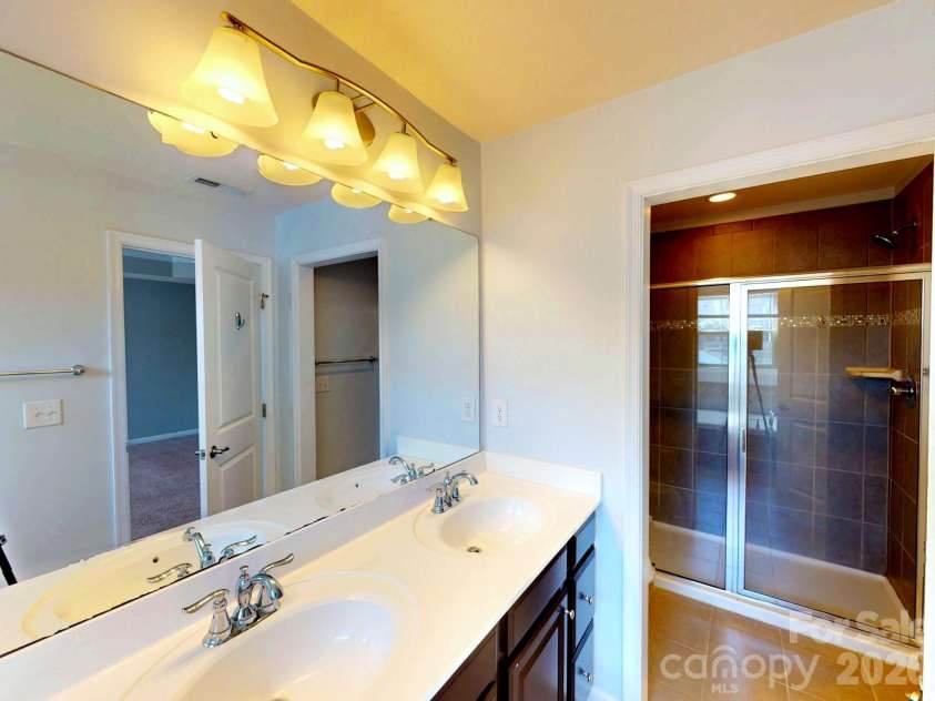 1637 Fleetwood Drive, Charlotte, NC 28208.  MLS# CAR4364546, YatesRealty ID 11120. Primary Bath