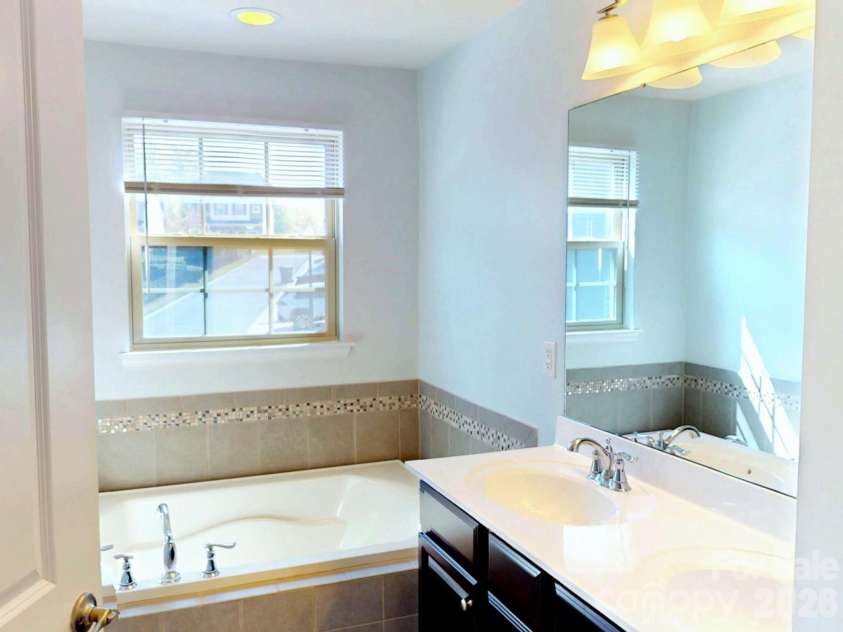 1637 Fleetwood Drive, Charlotte, NC 28208.  MLS# CAR4364546, YatesRealty ID 11120. Primary Bath