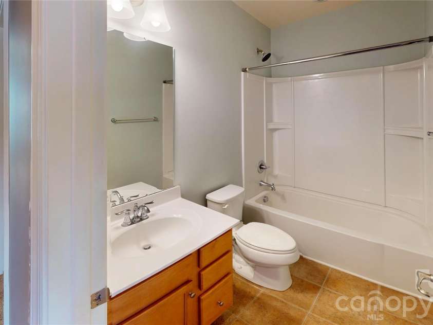 1637 Fleetwood Drive, Charlotte, NC 28208.  MLS# CAR4364546, YatesRealty ID 11120. Second Full Bath
