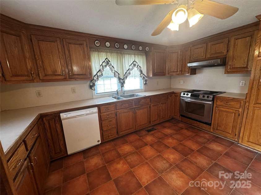 3253 Centergrove Road, Kannapolis, NC 28083.  MLS# CAR4243916, YatesRealty ID 11121. 