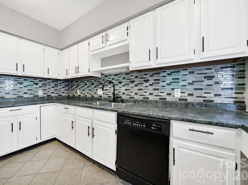 804 Greenleaf Avenue, Charlotte, NC 28202.  MLS# CAR4357348, YatesRealty ID 11121. 