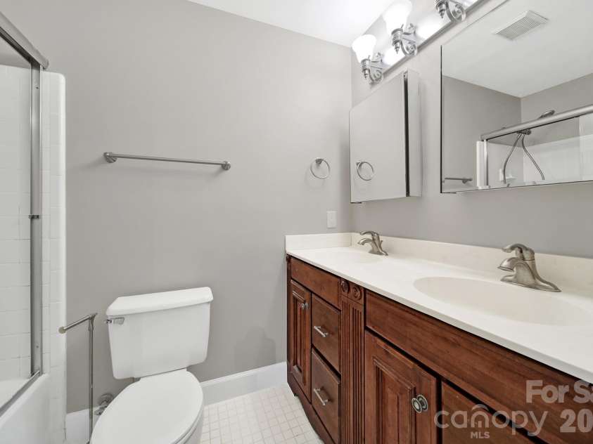 804 Greenleaf Avenue, Charlotte, NC 28202.  MLS# CAR4357348, YatesRealty ID 11121. 