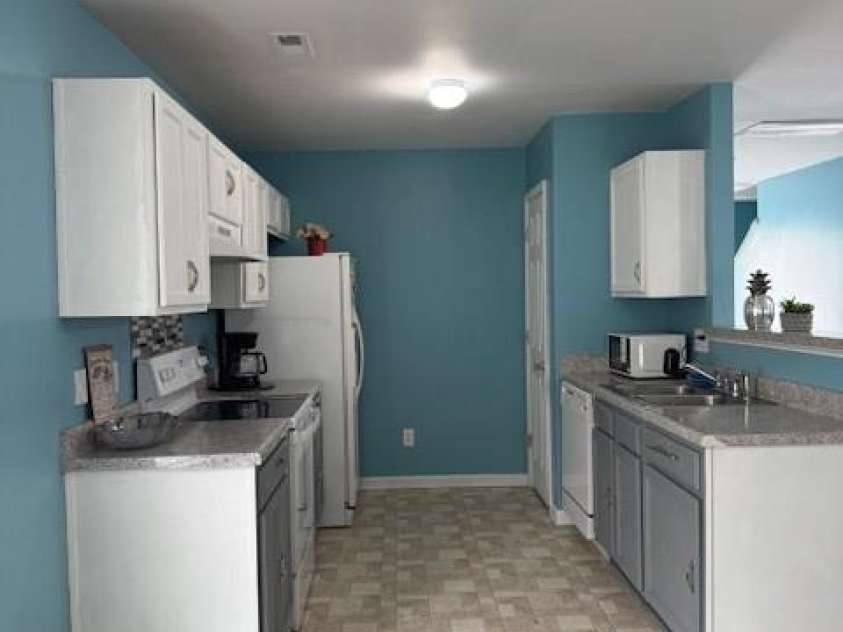 3514 Crestridge Drive, Charlotte, NC 28217.  MLS# CAR4357120, YatesRealty ID 11124. 