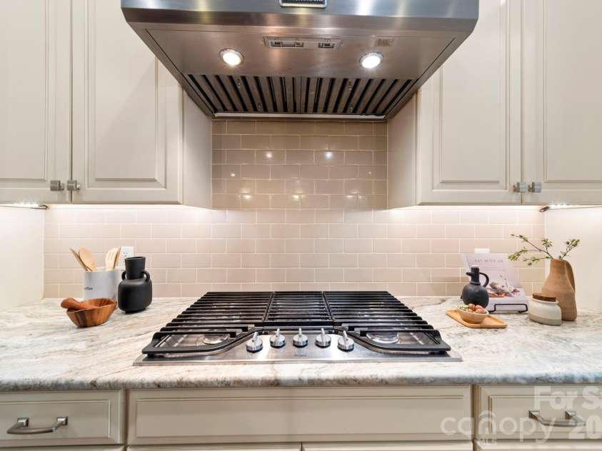 14817 High Bluff Court, Charlotte, NC 28278.  MLS# CAR4332465, YatesRealty ID 11127. Gas Cooktop