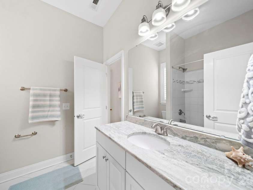 14817 High Bluff Court, Charlotte, NC 28278.  MLS# CAR4332465, YatesRealty ID 11127. Jack & Jill Bath
