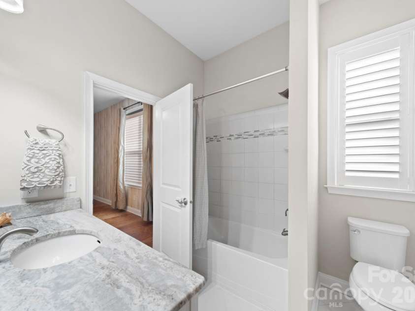 14817 High Bluff Court, Charlotte, NC 28278.  MLS# CAR4332465, YatesRealty ID 11127. Jack & Jill Bath