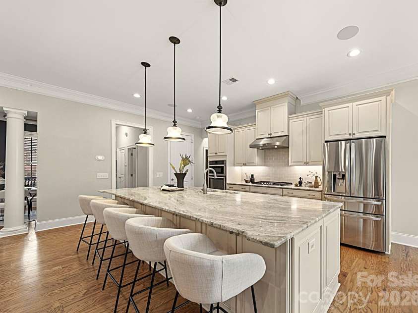 14817 High Bluff Court, Charlotte, NC 28278.  MLS# CAR4332465, YatesRealty ID 11127. Kitchen Island