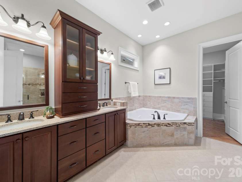14817 High Bluff Court, Charlotte, NC 28278.  MLS# CAR4332465, YatesRealty ID 11127. Owner's Bath