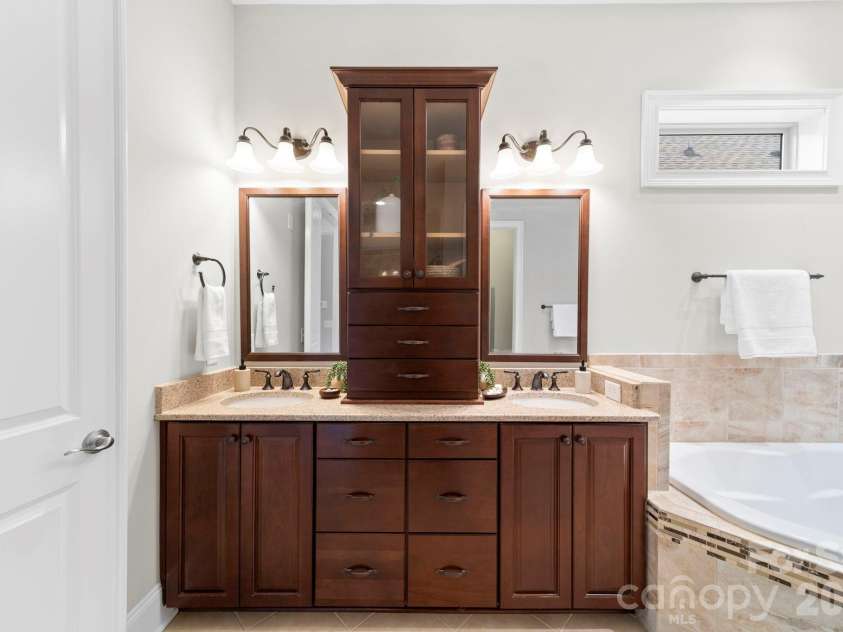14817 High Bluff Court, Charlotte, NC 28278.  MLS# CAR4332465, YatesRealty ID 11127. Owner's Bath