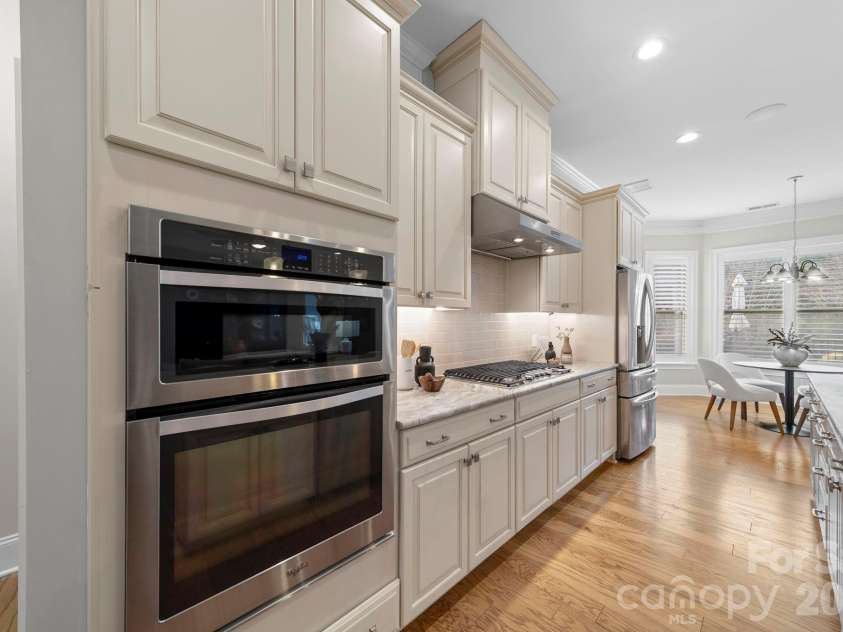 14817 High Bluff Court, Charlotte, NC 28278.  MLS# CAR4332465, YatesRealty ID 11127. Wall Oven