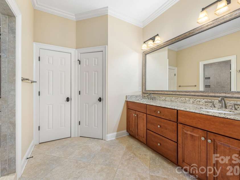 946 Laurel Creek Lane, Charlotte, NC 28211.  MLS# CAR4298519, YatesRealty ID 1113. 2nd Master Ensuite in Basement
