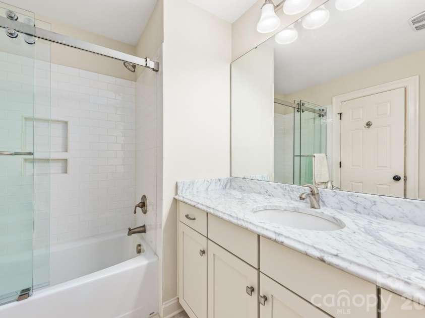 946 Laurel Creek Lane, Charlotte, NC 28211.  MLS# CAR4298519, YatesRealty ID 1113. 3rd floor full bathroom