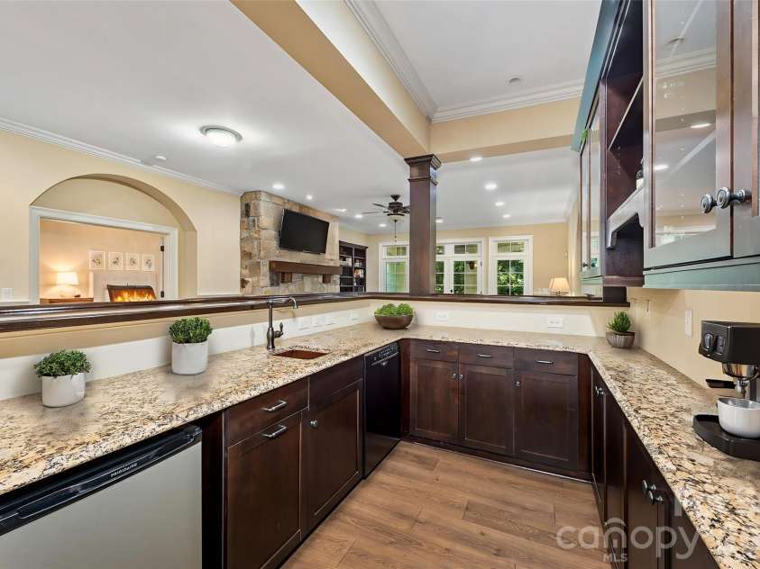 946 Laurel Creek Lane, Charlotte, NC 28211.  MLS# CAR4298519, YatesRealty ID 1113. Bar Area