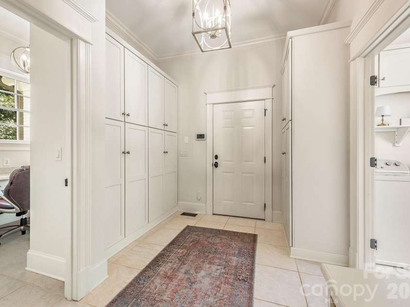 946 Laurel Creek Lane, Charlotte, NC 28211.  MLS# CAR4298519, YatesRealty ID 1113. Drop zone near kitchen