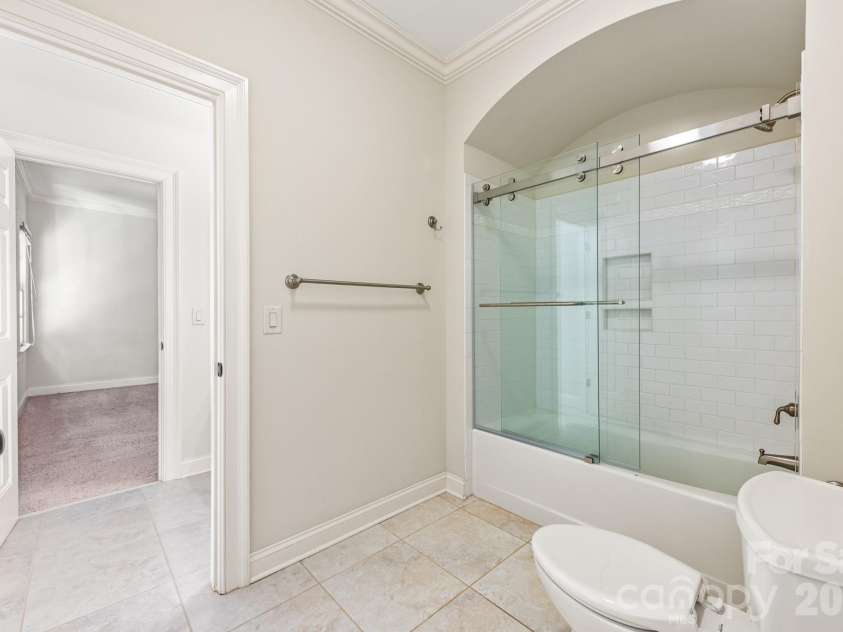 946 Laurel Creek Lane, Charlotte, NC 28211.  MLS# CAR4298519, YatesRealty ID 1113. Jack N Jill Shared shower area