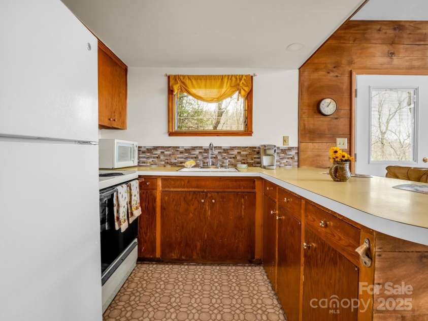 675 Foster Hill Drive, Hendersonville, NC 28739.  MLS# CAR4230594, YatesRealty ID 11130. 