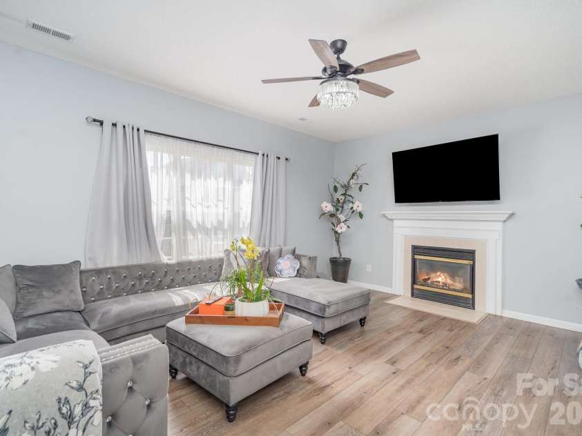 407 Goodloe Drive, Charlotte, NC 28262.  MLS# CAR4365605, YatesRealty ID 11132. 