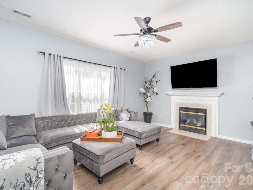 407 Goodloe Drive, Charlotte, NC 28262.  MLS# CAR4365605, YatesRealty ID 11132. 