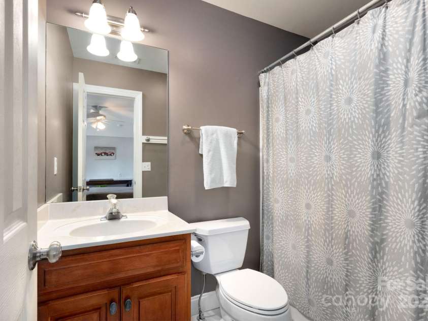 154 Lakeshore Drive, Asheville, NC 28804.  MLS# CAR4240943, YatesRealty ID 11134. Ensuite Full Bath