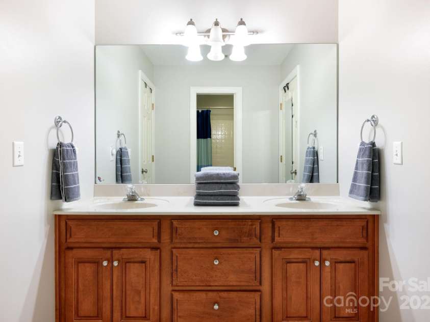 154 Lakeshore Drive, Asheville, NC 28804.  MLS# CAR4240943, YatesRealty ID 11134. Jack-and-Jill Full Bath