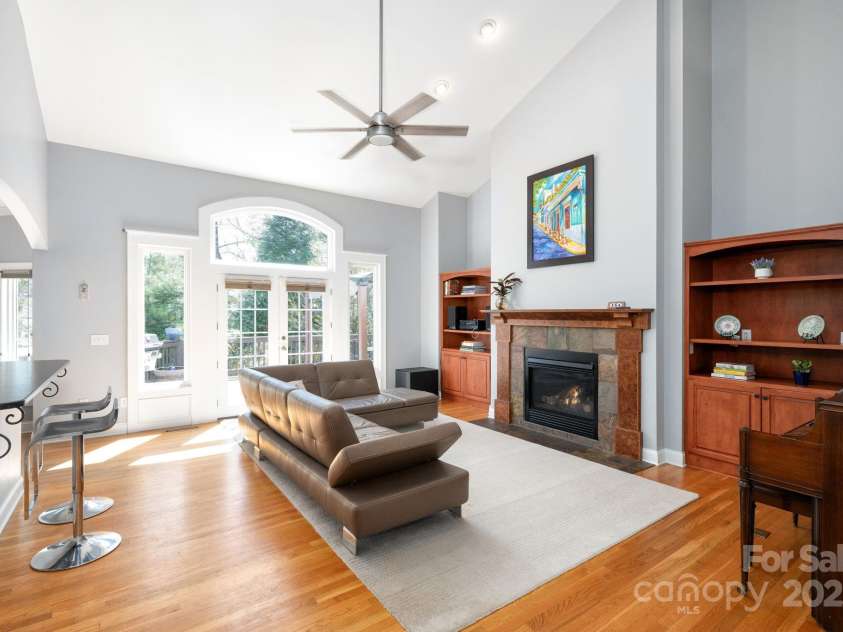 154 Lakeshore Drive, Asheville, NC 28804.  MLS# CAR4240943, YatesRealty ID 11134. Spacious Living Room with Vaulted Ceiling and Deck Access