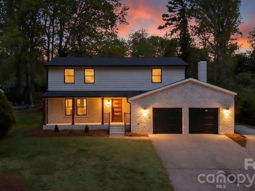 7234 Rollingridge Drive, Charlotte, NC 28211.  MLS# CAR4366421, YatesRealty ID 11134. 