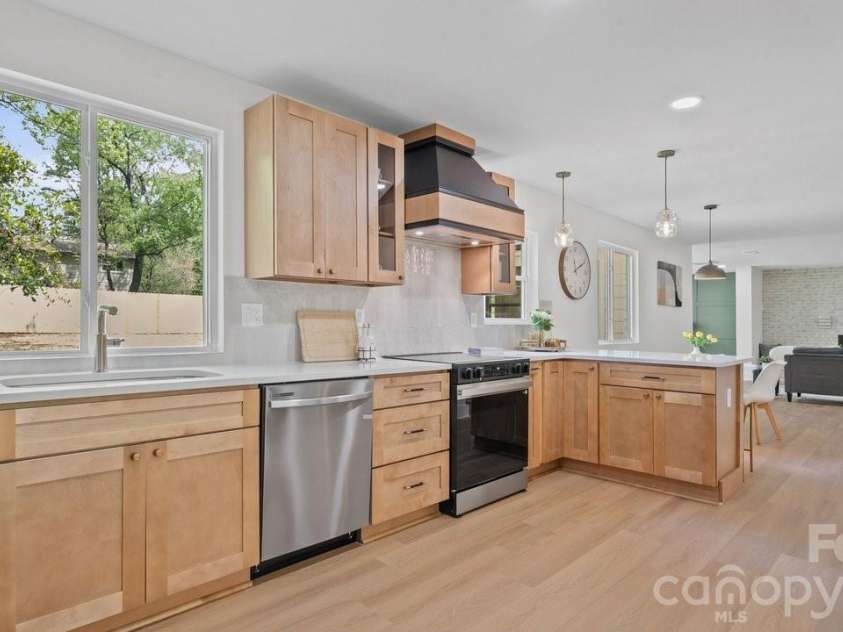 7234 Rollingridge Drive, Charlotte, NC 28211.  MLS# CAR4366421, YatesRealty ID 11134. 