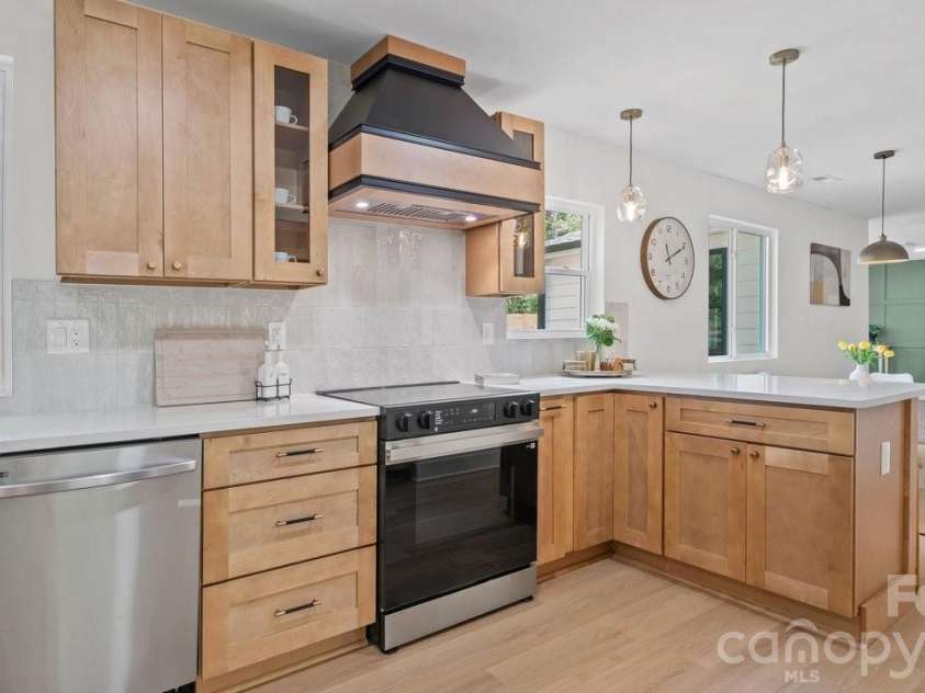 7234 Rollingridge Drive, Charlotte, NC 28211.  MLS# CAR4366421, YatesRealty ID 11134. 