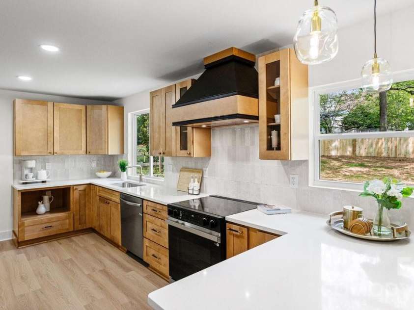 7234 Rollingridge Drive, Charlotte, NC 28211.  MLS# CAR4366421, YatesRealty ID 11134. 